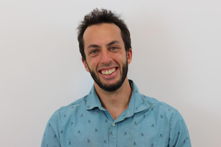 Headshot of Guille Cámara of Tufts in Madrid wearing a blue, button-down shirt