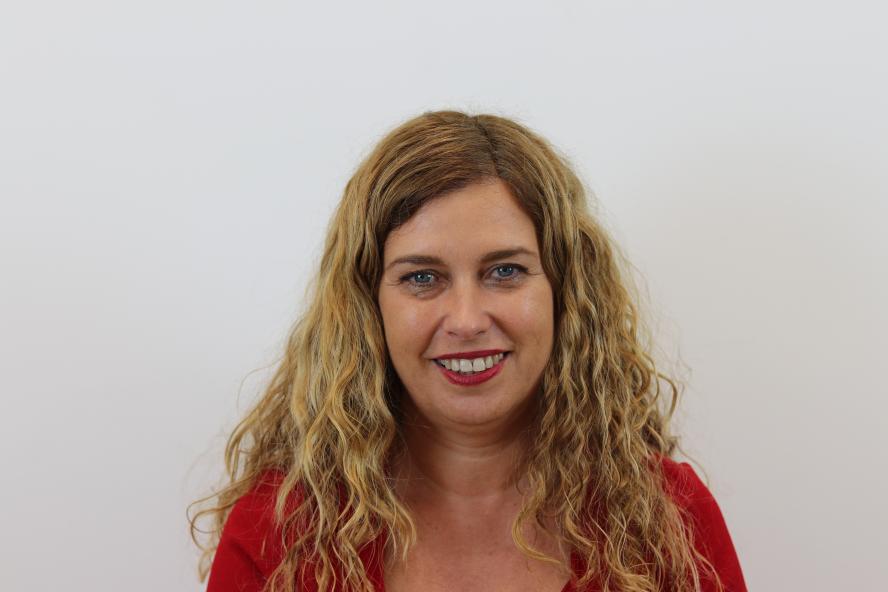 headshot of Tufts in Madrid Deputy Director Mayte de las Heras wearing red shirt