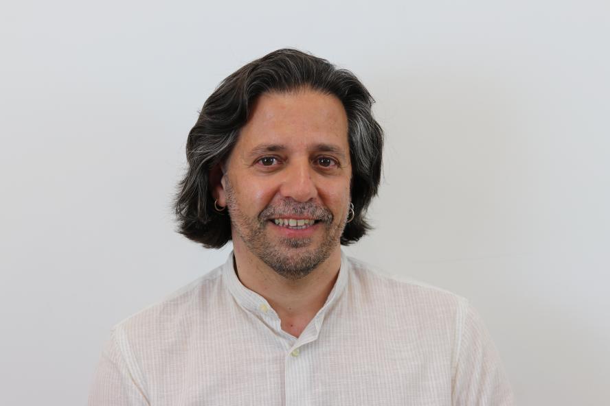 Headshot of Miguel Lera of Tufts in Madrid wearing white shirt 