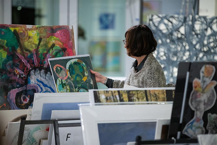 Art Sale shopper